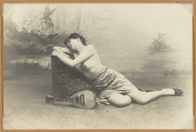 Fekvő nő mandolinnal, 1895 körül (zselatin ezüst nyomat) alkotó: French Photographer