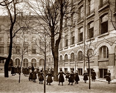 Madame de Saisseval iskolájának (Carcado - Saisseval) szabadidős udvara Párizsban a XIX. század végén, 1900 előtt (f/w fotó) alkotó: French Photographer