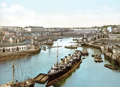 A Penfeld folyón kikötött hajók, Brest, 1890-1900 alkotó: French Photographer
