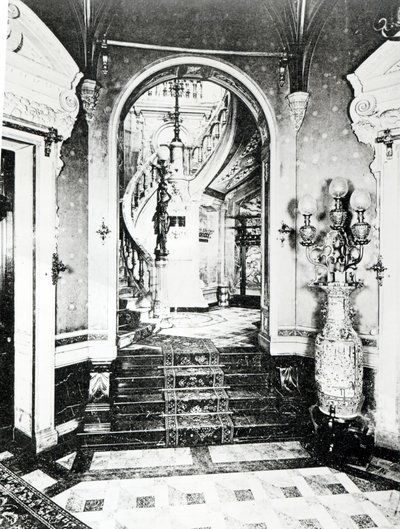 Az előcsarnok és az Onyx lépcsőház a Hotel de Paiva-ban alkotó: French Photographer