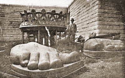A Szabadság-szobor építése, lábrészlet, 1876 körül alkotó: French Photographer