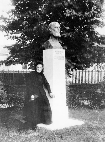 Péguy Károly édesanyja emlékművénél alkotó: French Photographer