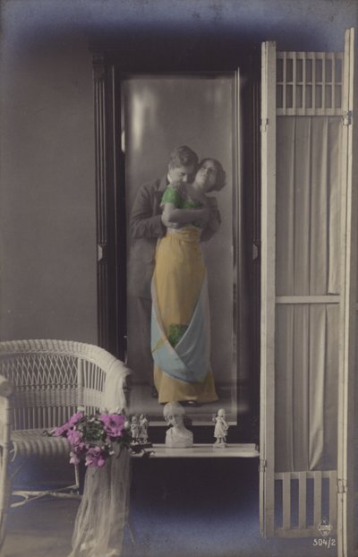 Csókolózó fiatal pár tükörképe (színezett fotó) alkotó: French Photographer