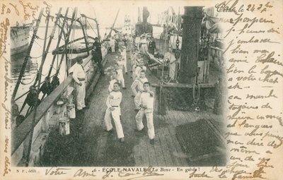 Gyakornok tengerészek egy francia haditengerészeti iskolában, akik bokszleckét tartanak a fedélzeten. 1913-ban feladott képeslap. alkotó: French Photographer