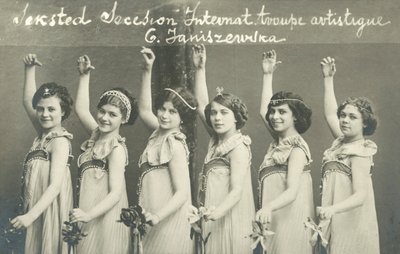 Csapat fiatal női táncosok, mosolyogva alkotó: French Photographer