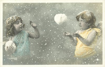 Két lány angyalok hógolyókat dobálnak egymásra alkotó: French Photographer