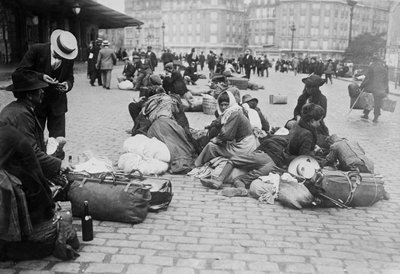 Háborús menekültek, Gare de Lyon, Párizs, 1914 alkotó: French Photographer