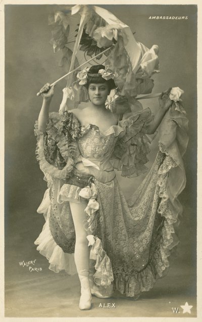 Nő kidolgozott jelmezben alkotó: French Photographer