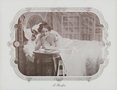 Nő pihen az ágyban (f/w fotó) alkotó: French Photographer