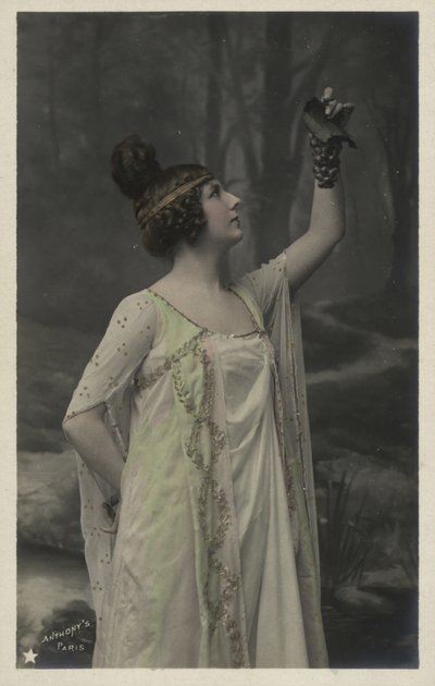 Nő szőlőfürttel alkotó: French Photographer