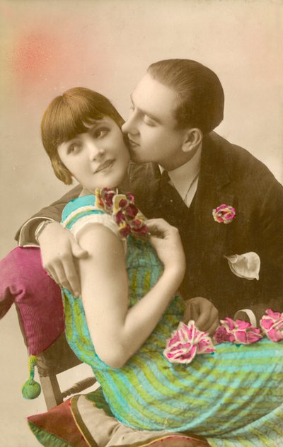 Fiatal férfi csók lány arcát alkotó: French Photographer