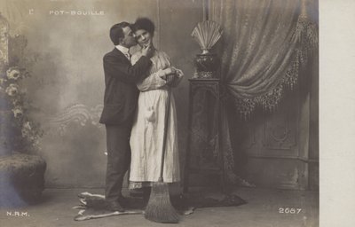 Fiatal férfi megcsókolja a szobalányt alkotó: French Photographer