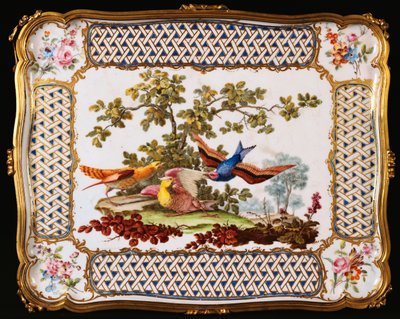 XV. Lajos Sevres tálcája három egzotikus madárral díszítve egy tájban, egy kávézó asztal tetejét képezve, 1761 alkotó: French School
