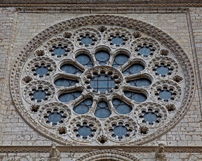 A nyugati rózsaablak külső képe alkotó: French School