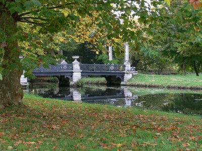 Kilátás az English Gardens hídjára, a Le Pont des Grandes Homms-ra alkotó: French School