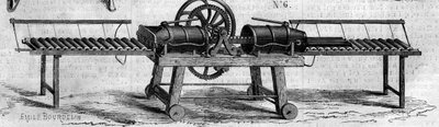 Mezőgazdasági gép: az 1860-as párizsi mezőgazdasági kiállításon bemutatott vízelvezető csövek készítésére szolgáló gép. Metszet a „” Le Monde Illustré”” 168. számában, június 30 alkotó: French School