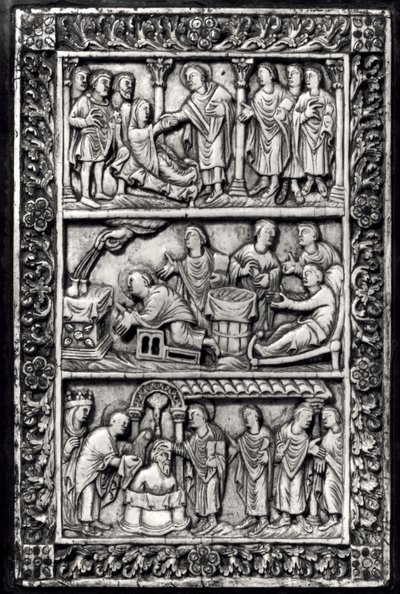 Faragott emléktábla egy könyvborítóhoz, amely Szent Remigius (kb. 437-533) életéből és I. Klodvig (465-511) megkeresztelkedéséből jeleneteket ábrázol alkotó: French School