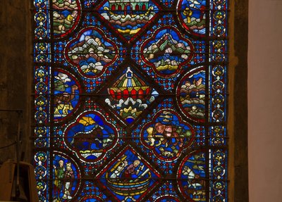 Chartres-i katedrális, ólomüveg: Noe élete, részlet Noe íve a hullámokon alkotó: French School
