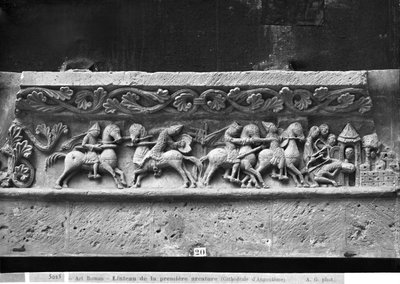Angouleme-i Szent Péter-székesegyház, a nyugati homlokzaton a La Chanson de Roland által ihletett jeleneteket ábrázoló szemöldökrészlet, eredeti 1125-35 körül (kőből öntött gipsz) alkotó: French School