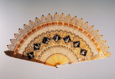 Székesegyház stílusú, X. Károly-stílusú szárlegyező, áttört szarv, festve és aranyozva, Franciaország alkotó: French School