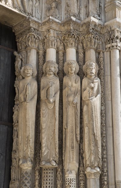 Cathedrale de chartres, a királyi kapu központi öblének jobb oldalán lévő tűz részlete, balról jobbra, egy próféta, Dávid király, királynő, Salamon alkotó: French School