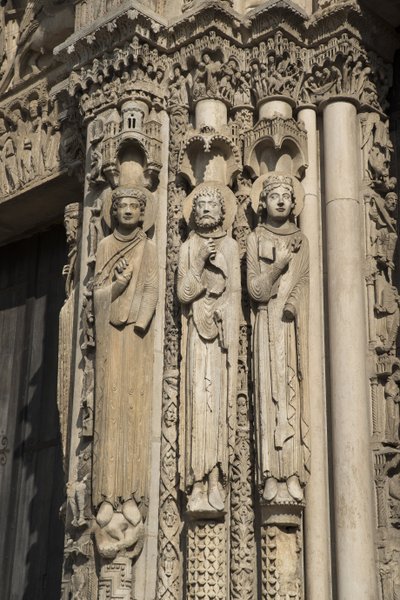 Cathedrale de chartres, az öböl bal oldali kitörésének részlete a királyi kapu jobb oldalán, balról jobbra, egy király, Roland, Louis vii alkotó: French School