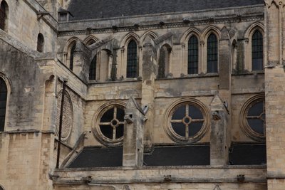 A déli oldalon lévő oculi rózsaablakok ábrázolása alkotó: French School