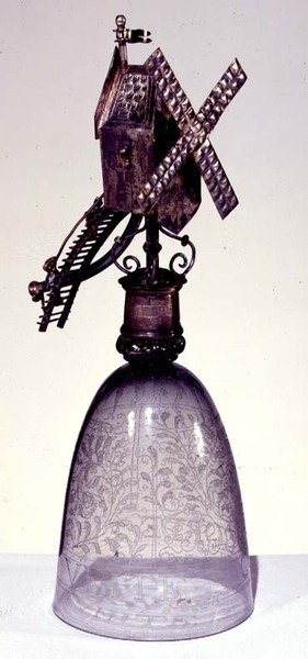 Ivópohár fémtalppal, szélmalom formájú, gyémánthegyű gravírozással alkotó: French School