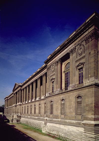 Claude Perrault (1613-88) és mások által tervezett keleti homlokzat, főbejárat és oszlopcsarnok, 1678-ban kezdődött, Jacques Germain Soufflot (1713-80) fejezte be 1774 alkotó: French School