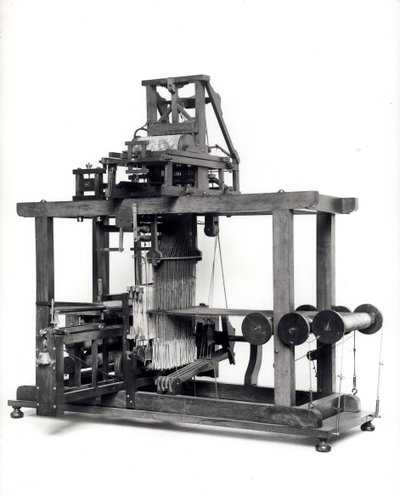 Az első teljesen automatizált szövőszék, amelyet Jacques de Vaucanson (1709-82) talált fel 1745 körül alkotó: French School