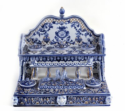 Francia kalligráfia: Gien porcelánból készült, 40 centiméter összhosszúságú darab, nagyon jól reprezentálja a 18. századot. Két lépcsőn 5 tintaágy található, valamint egy téglalap alakú csőlemez. Párizs, a tollmúzeum. alkotó: French School