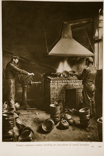 Légitorpedók orrdarabjain dolgozó francia hadianyaggyártók, 1914-1919 alkotó: French School