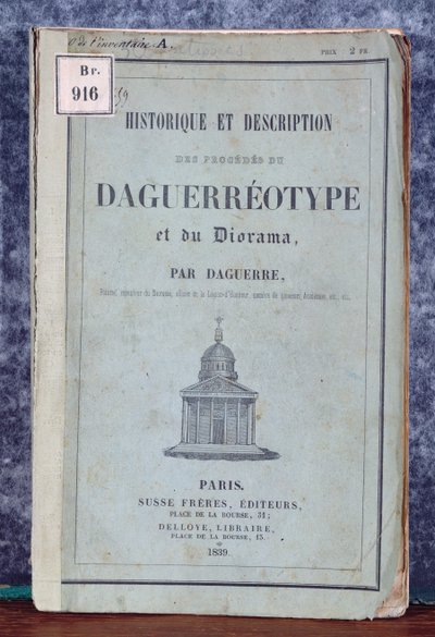 A dagerrotípia és a dioráma folyamatainak története és leírása, a Daguerre és Giroux által 1839-ben forgalmazott fényképezőgéphez mellékelt kézikönyv alkotó: French School