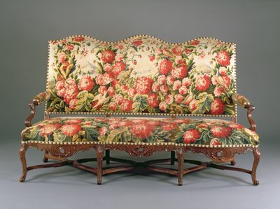 Louis XIV Canape, 1710 körül (faragott dió és kárpit) (lásd még: 220170) alkotó: French School