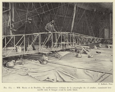 MM Morin és de Bradsky, az október 13-i katasztrófa szerencsétlen áldozatai, a hangár alatti kosarukat vizsgálják a halálos kijárat előtt (metszet) alkotó: French School