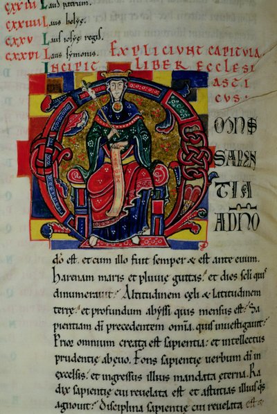 Ms 2 fol.8 Történelmi kezdetű O, amely a Bölcsesség alakját ábrázolja, a Szent Benigne Bibliából alkotó: French School