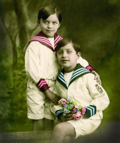 Két fiú portréja 1898 körül (kézzel színezett fotó) alkotó: French School