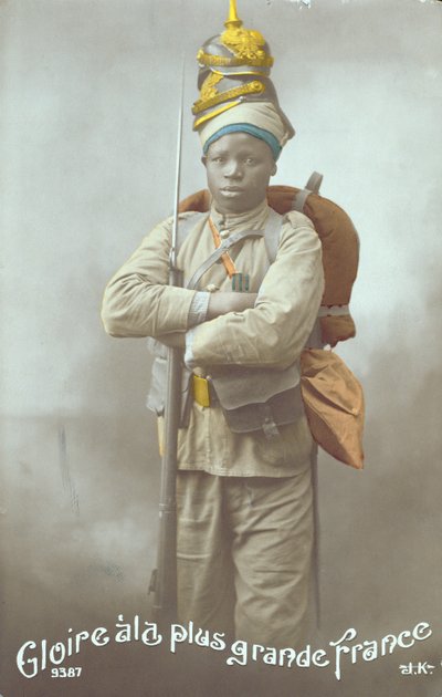 Szenegáli katonát ábrázoló képeslap, 1915 (színes fotó) alkotó: French School