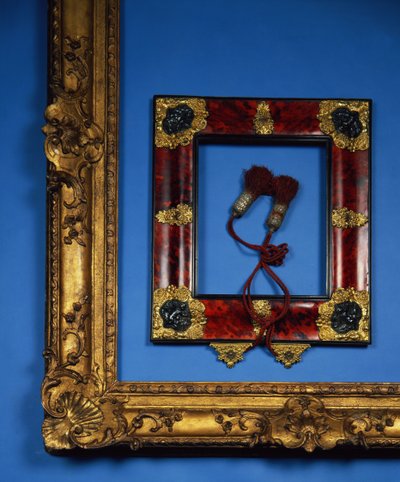 Regency fordított profilkeret ormoluval és dombornyomott ezüst rögzítéssel a sarkokban és a középpontokban az eredeti bojtokkal (teknőspáncél) alkotó: French School