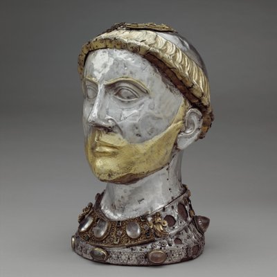 Saint Yrieix ereklyetartó mellszobra, 1220-40 körül (aranyozott ezüst hegyikristállyal, drágakövekkel és üveggel) alkotó: French School