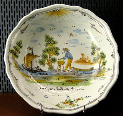 Salátástál egy mesterembert és csónakokat ábrázol a Loire-parton, Nevers, 1800 (kerámia) alkotó: French School