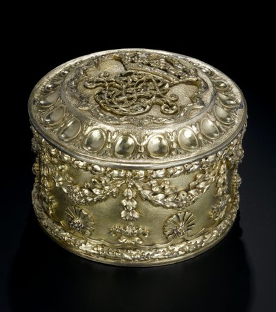 Ezüst aranyozott kör alakú doboz fedéllel a Lennoxlove WC szolgáltatásból, tulajdonosa Frances Teresa Stewart, Richmond és Lennox hercegné: francia, Párizs, 1672 áprilisa és szeptembere között vizsgálták alkotó: French School