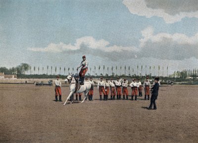 Saint-Cyr speciális katonai iskola (Saint Cyr), belső szolgálat: Műrepülő. A szakasz lovasai minden műrepülő gyakorlatot gyakorolnak, hogy nagyon rugalmasak legyenek egészen addig, amíg nem ugrálnak, fegyvereikkel, lófalakon, vágtázva. A „” albumban milita alkotó: French School