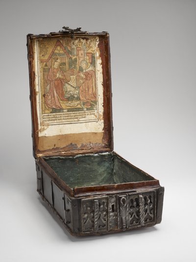 Születés, ládában, 1490 körül (fekete, kézzel festett fametszet, ecsettel, sablonnal és akvarellel, elefántcsont fektetett papírra, a kassza belső borítójára szerelve, fából, vasból, bőrből, lószőrből és lenvászonból) alkotó: French School