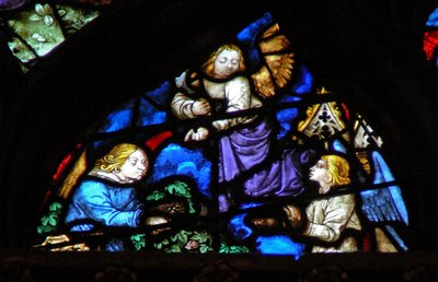 A nyugati rózsaablak egy jelenetet ábrázol a Jelenések könyvéből: a szőlő szedését sarlóval (14:17-18). alkotó: French School