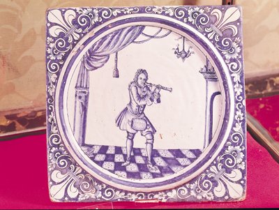Klarinétost ábrázoló csempe, 1706 (fajansz) alkotó: French School