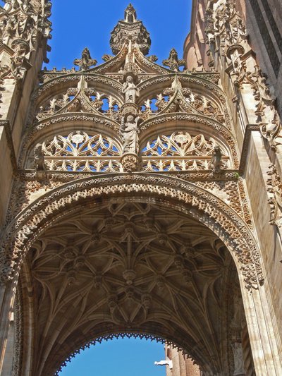 Tracery a déli ajtó felett alkotó: French School