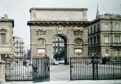 A Diadalív látképe a Promenade de Peyrou sétányon, az 1684-ben elkezdett és 1776-ban befejezett építményről alkotó: French School