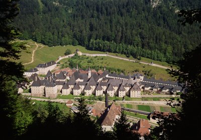 Kilátás a kolostor komplexumra alkotó: French School