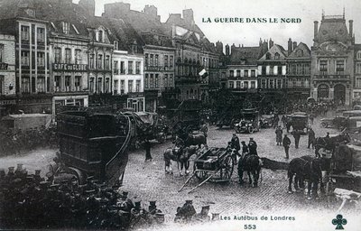 Háború északon: a brit expedíciós erők londoni buszai a Bethune főterén 1915-ben (photolith) alkotó: French School